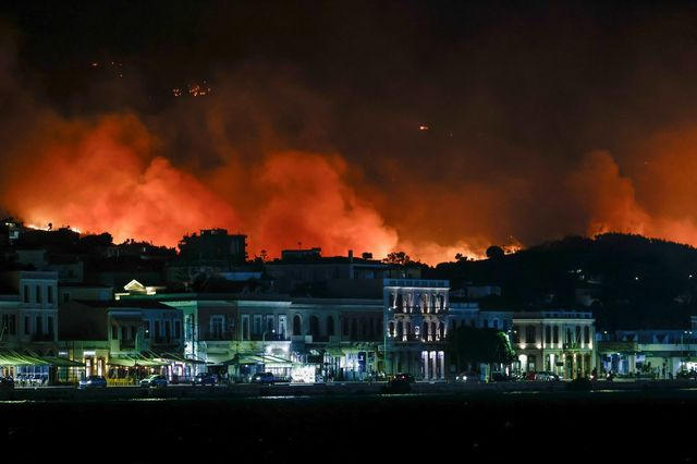 Φωτιά στη Χίο: Νέο 112 για εκκένωση – Ολονύχτια μάχη να μη φτάσει το μέτωπο στα Μαστιχοχώρια