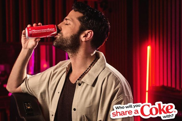 Share a Coke: Η εμβληματική καμπάνια της Coca-Cola επιστρέφει και δίνει το όνομα σου στο φετινό καλοκαίρι!