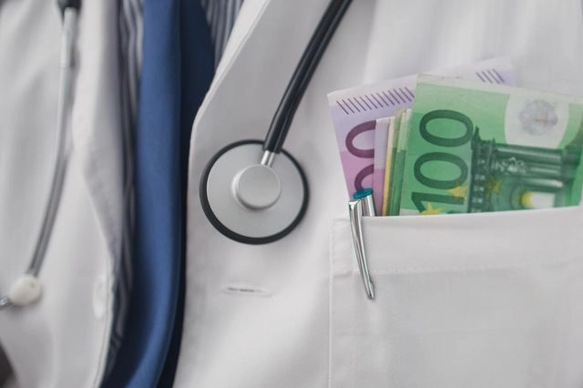 Λάρισα: Συνελήφθη καθηγητής και γνωστός καρδιοχειρουργός για “φακελάκι”