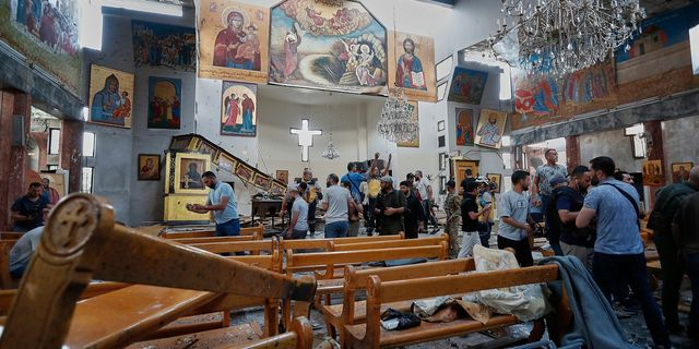 Σύροι πολίτες και δυνάμεις ασφαλείας επιθεωρούν τις ζημιές μέσα στην εκκλησία του Αγίου Ηλία, όπου βομβιστής αυτοκτονίας ανατινάχθηκε στην περιοχή Ντουεϊλά, στα περίχωρα της Δαμασκού, στη Συρία, την Κυριακή 22 Ιουνίου 2025.
