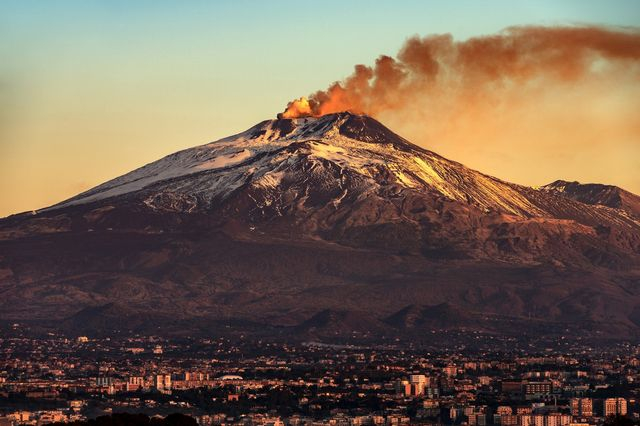Η στιγμή της νέας έκρηξης στην Αίτνα – Τουρίστες έτρεχαν πανικόβλητοι