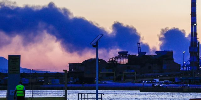 Καπνός από την πυρκαγιά σε εργοστάσιο στα Μέγαρα, όπως διακρίνεται από το λιμάνι του Πειραιά