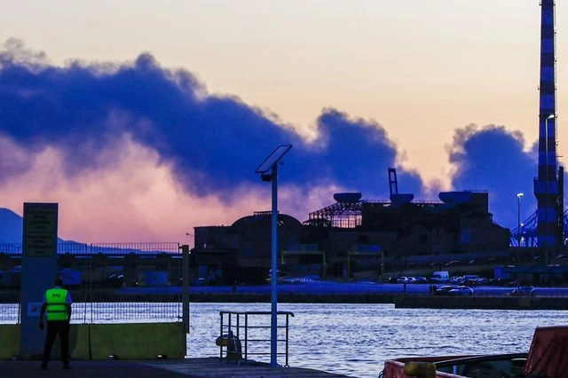 Καπνός από την πυρκαγιά σε εργοστάσιο στα Μέγαρα, όπως διακρίνεται από το λιμάνι του Πειραιά