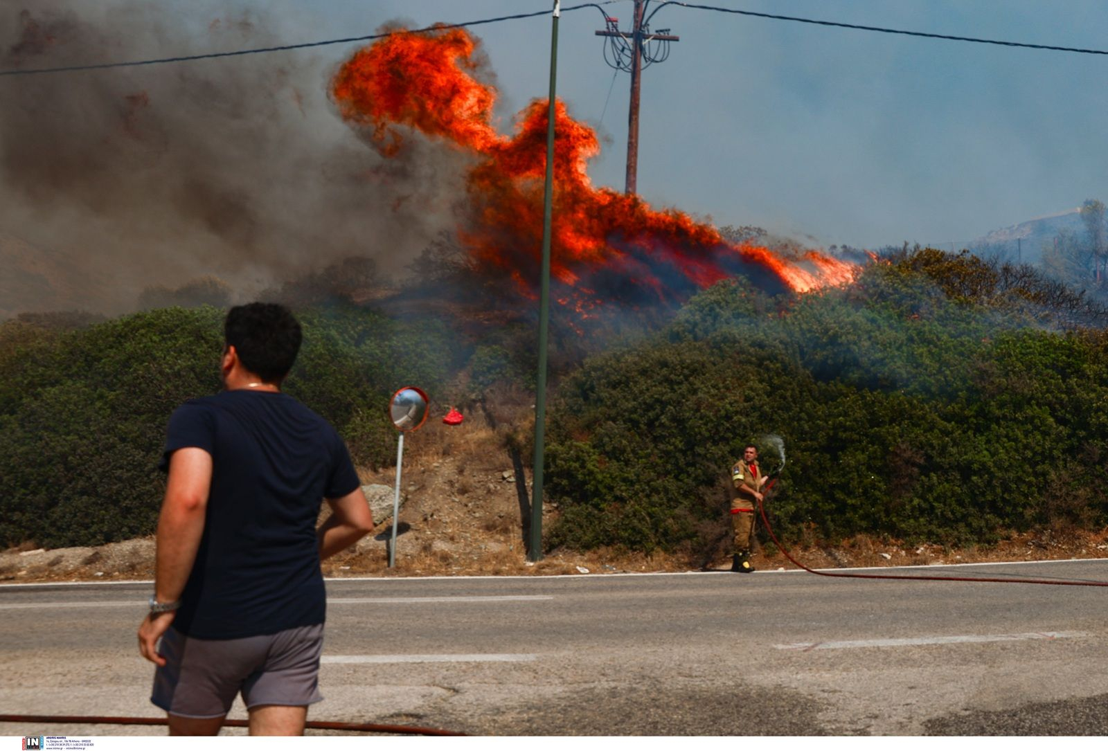 Στιγμιότυπο από τη φωτιά στην Παλαιά Φώκαια