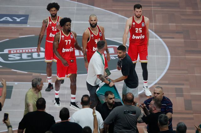 Παναθηναϊκός AKTOR – Ολυμπιακός: Αποβλήθηκε ο Φουρνιέ μετά από επεισόδιο με οπαδούς των αντιπάλων στα court seats