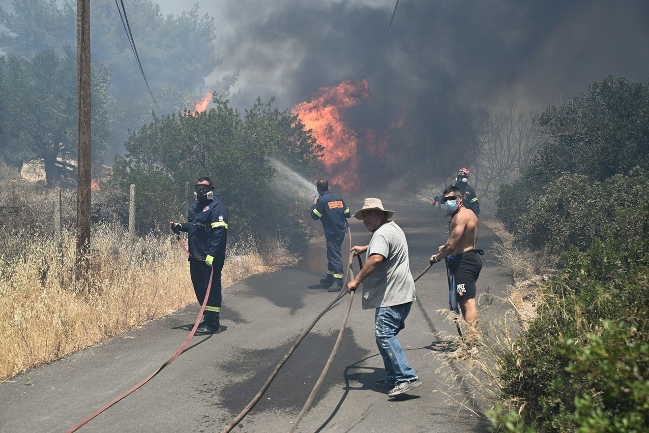 Συγκλονιστικές εικόνες από τη μεγάλη φωτιά στην Παλαιά Φώκαια