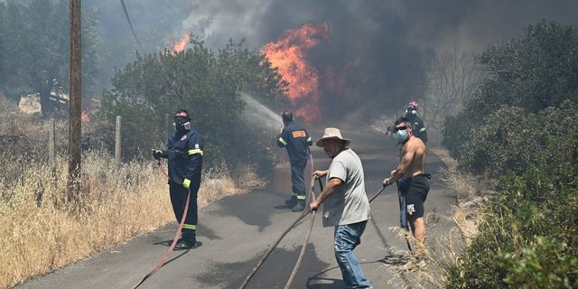 Συγκλονιστικές εικόνες από τη μεγάλη φωτιά στην Παλαιά Φώκαια