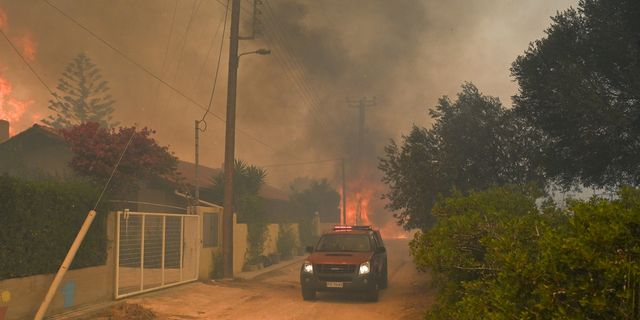 Φωτιά στην Παλαιά Φώκαια: Βελτιωμένη η εικόνα – Διάσπαρτες εστίες