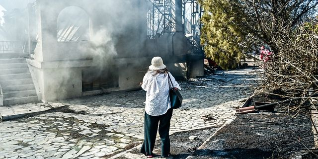 Φωτιά στην Παλαιά Φώκαια: “Κάηκε το σπίτι μου, δεν μπορώ να το πιστέψω”