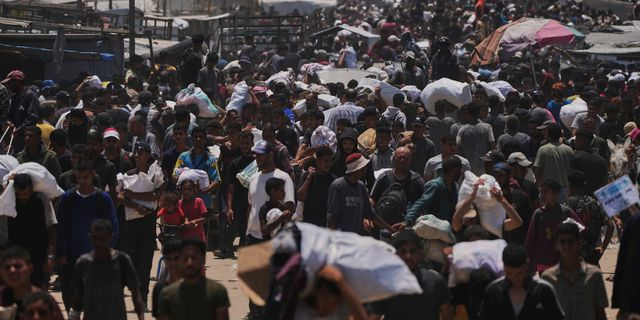Παλαιστίνιοι προσπαθούν να προσεγγίσουν το ελάχιστο διαθέσιμο φαγητό σε σημείο διανομής της GHF