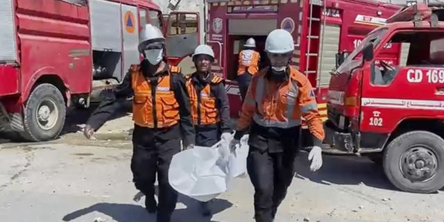 Σωστικά συνεργεία στο σπίτι της οικογένειας αλ-Νάτζαρ που βομβαρδίστηκε από το Ισραήλ