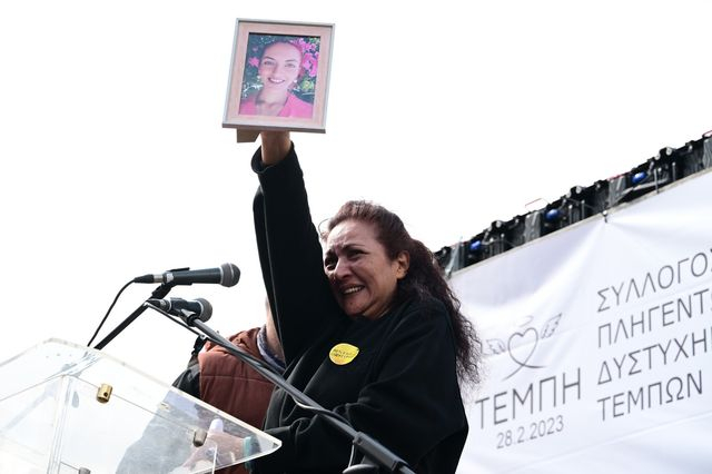 Η μητέρα της Κυριακής Γρίβα στη συγκέντρωση για τα Τέμπη