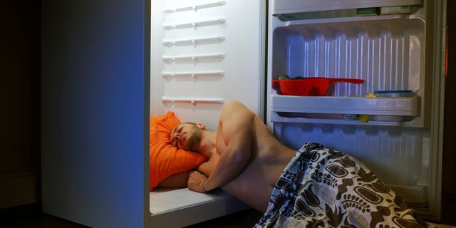 Ο ύπνος μέσα στο ψυγείο δεν συστήνεται από τους επιστήμονες