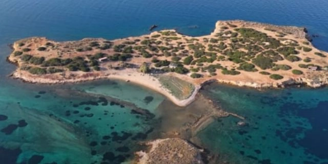 Υδρούσα: Το νησί απέναντι από τη Βούλα που ανήκει σε έναν συνταξιούχο οδηγό λεωφορείου