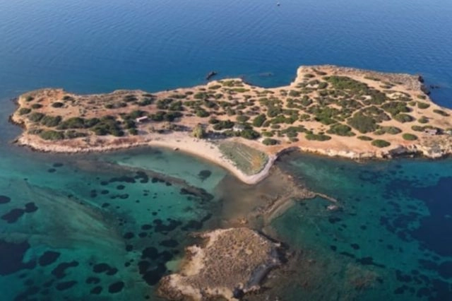 Υδρούσα: Το νησί απέναντι από τη Βούλα που ανήκει σε έναν συνταξιούχο οδηγό λεωφορείου