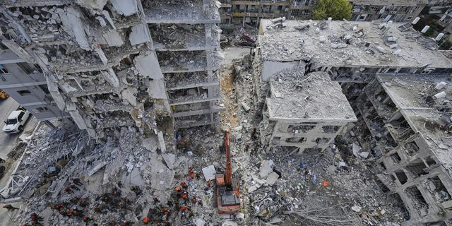 Το διπλό μήνυμα του Τραμπ: Διπλωματία – αλλά με το δάχτυλο στη σκανδάλη