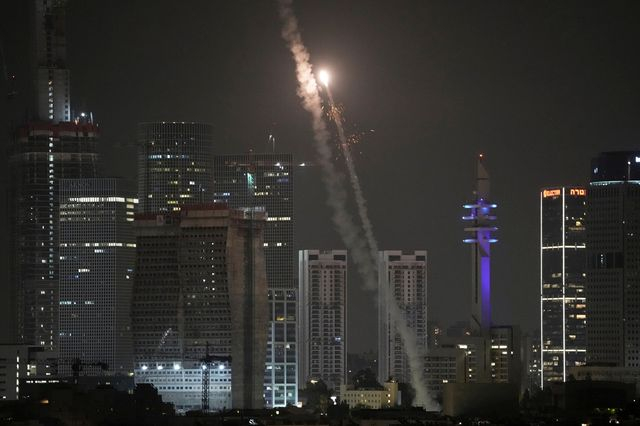 Υπερόπλα, ραδιενέργεια και Κίνα, τα χειρότερα σενάρια του πολέμου Ισραήλ και Ιράν