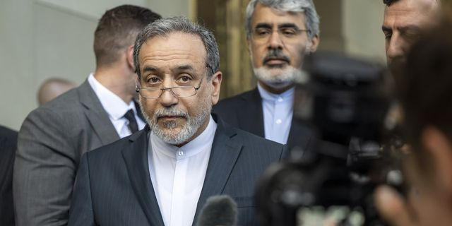 Ο Ιρανός Υπουργός Εξωτερικών, Αμπάς Αραγτσί, μιλά στα ΜΜΕ μετά τη συνάντηση με τους Ευρωπαίους ΥΠΕΞ στη Γενεύη