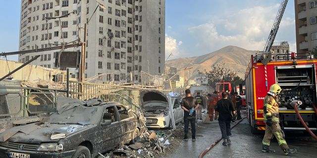 Πυροσβεστικές δυνάμεις στην Τεχεράνη, μετά την επίθεση του Ισραήλ