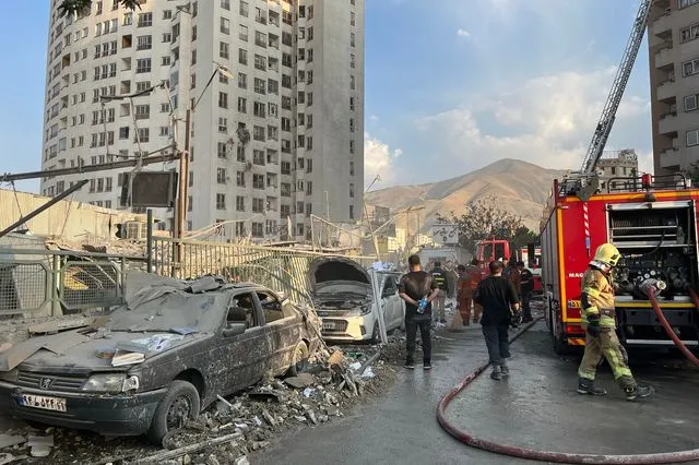 Πυροσβεστικές δυνάμεις στην Τεχεράνη, μετά την επίθεση του Ισραήλ