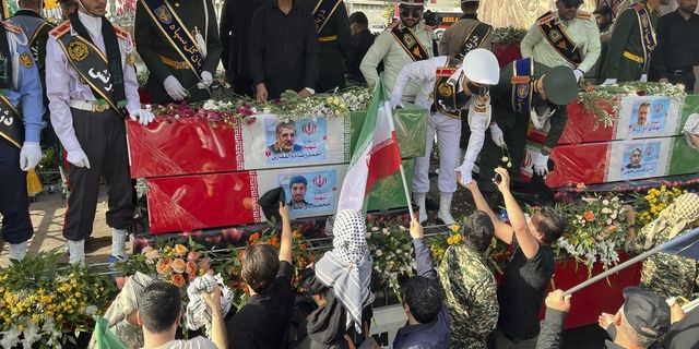 Ιράν: Ξεκίνησαν οι κηδείες των νεκρών από τον πόλεμο με το Ισραήλ