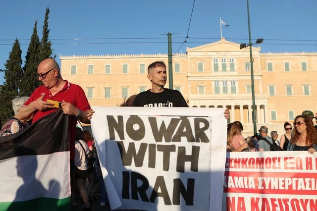 Πλήθος κόσμου στο αντιπολεμικό συλλαλητήριο στο Σύνταγμα
