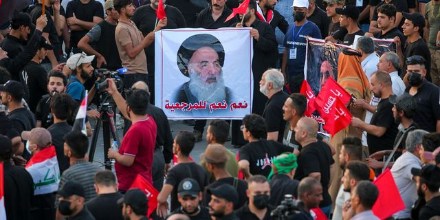 Το πορτρέτο του Αγιατολάχ Αλί αλ-Σιστανί ανάμεσα σε πλήθος στο Ιράκ