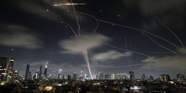 Το Iron Dome εκτοξεύει για να αναχαιτίσει πυραύλους κατά τη διάρκεια ιρανικής επίθεσης πάνω από το Τελ Αβίβ, Ισραήλ, νωρίς το πρωί της Τετάρτης