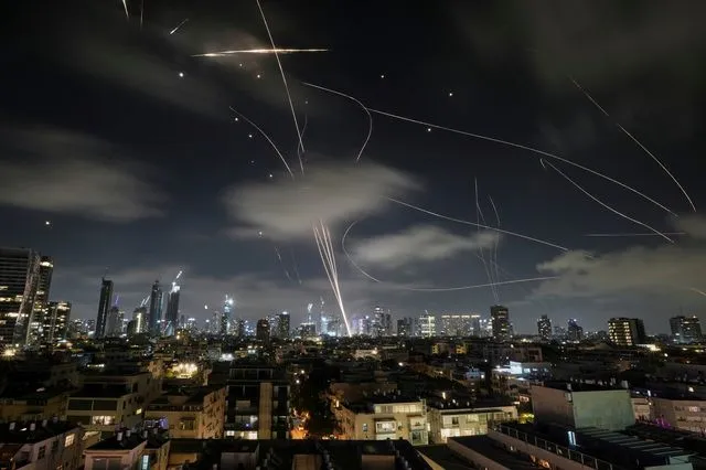 Το Iron Dome εκτοξεύει για να αναχαιτίσει πυραύλους κατά τη διάρκεια ιρανικής επίθεσης πάνω από το Τελ Αβίβ, Ισραήλ, νωρίς το πρωί της Τετάρτης