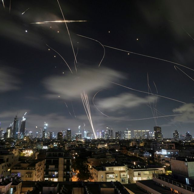 Το Iron Dome εκτοξεύει για να αναχαιτίσει πυραύλους κατά τη διάρκεια ιρανικής επίθεσης πάνω από το Τελ Αβίβ, Ισραήλ, νωρίς το πρωί της Τετάρτης