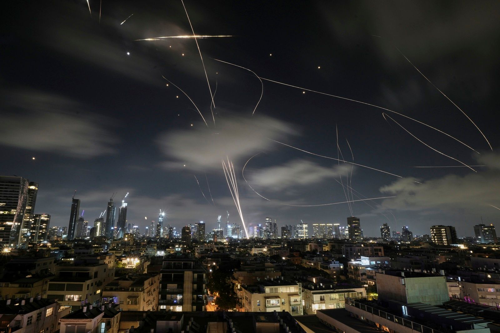 Το Iron Dome εκτοξεύει για να αναχαιτίσει πυραύλους κατά τη διάρκεια ιρανικής επίθεσης πάνω από το Τελ Αβίβ, Ισραήλ, νωρίς το πρωί της Τετάρτης