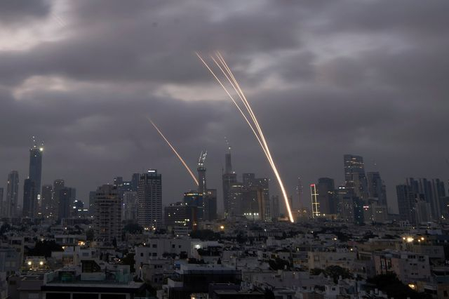 Το ισραηλινό σύστημα αεράμυνας Iron Dome πυροβολεί