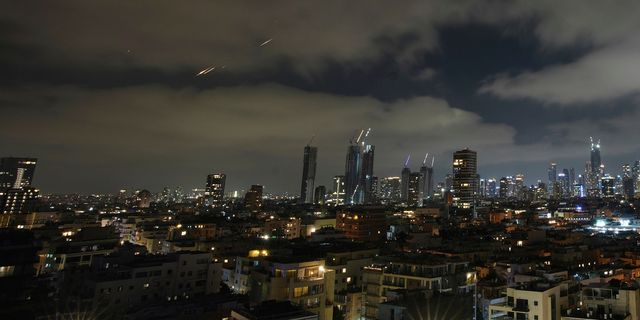 Tο Τελ Αβίβ κατά τη διάρκεια πυραυλικής επίθεσης, Ισραήλ, το Σάββατο 14 Ιουνίου 2025.