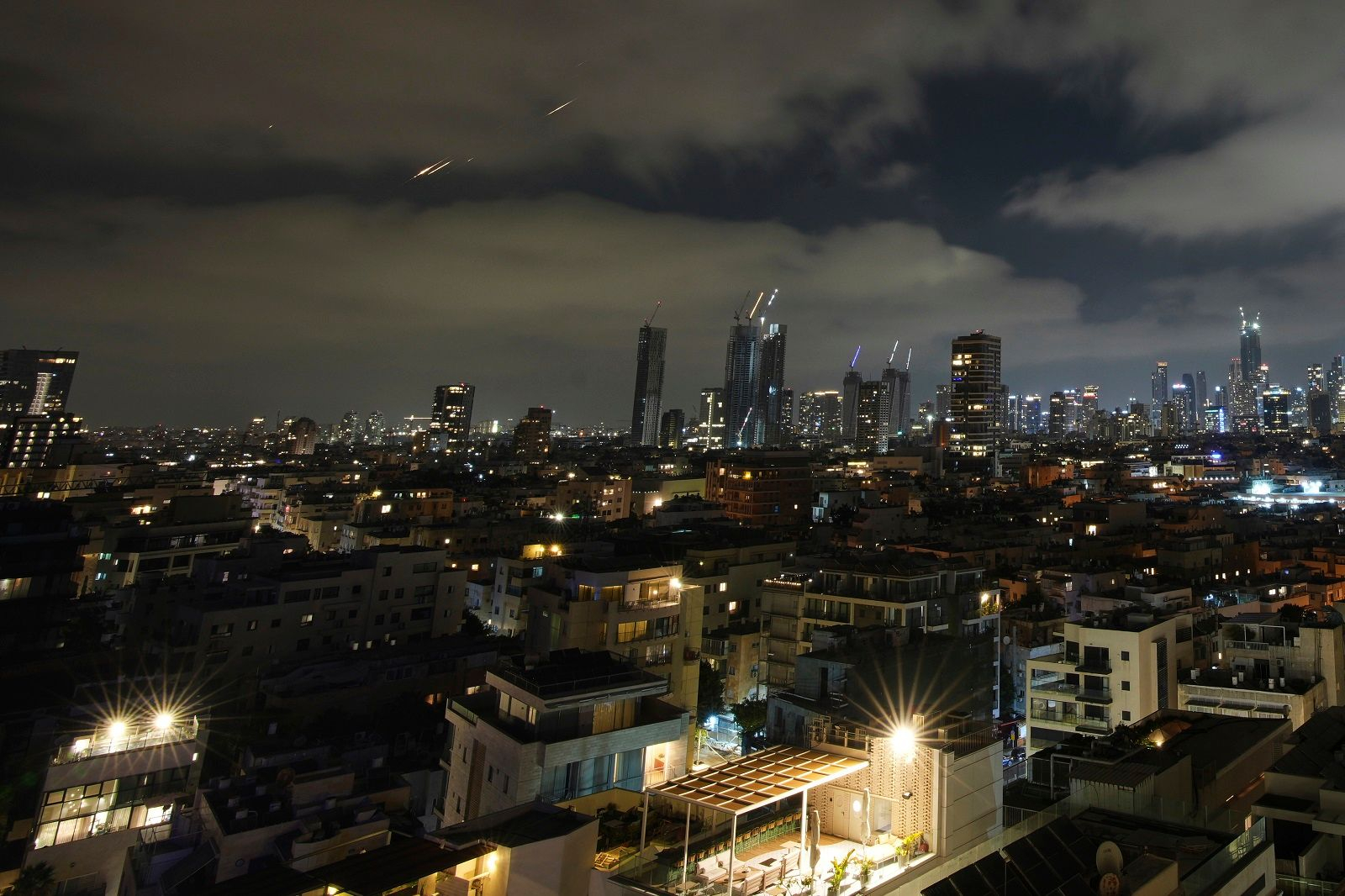 Tο Τελ Αβίβ κατά τη διάρκεια πυραυλικής επίθεσης, Ισραήλ, το Σάββατο 14 Ιουνίου 2025.