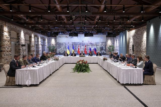 Αντιπροσωπείες Ρωσίας και Ουκρανίας στην Κωνσταντινούπολη