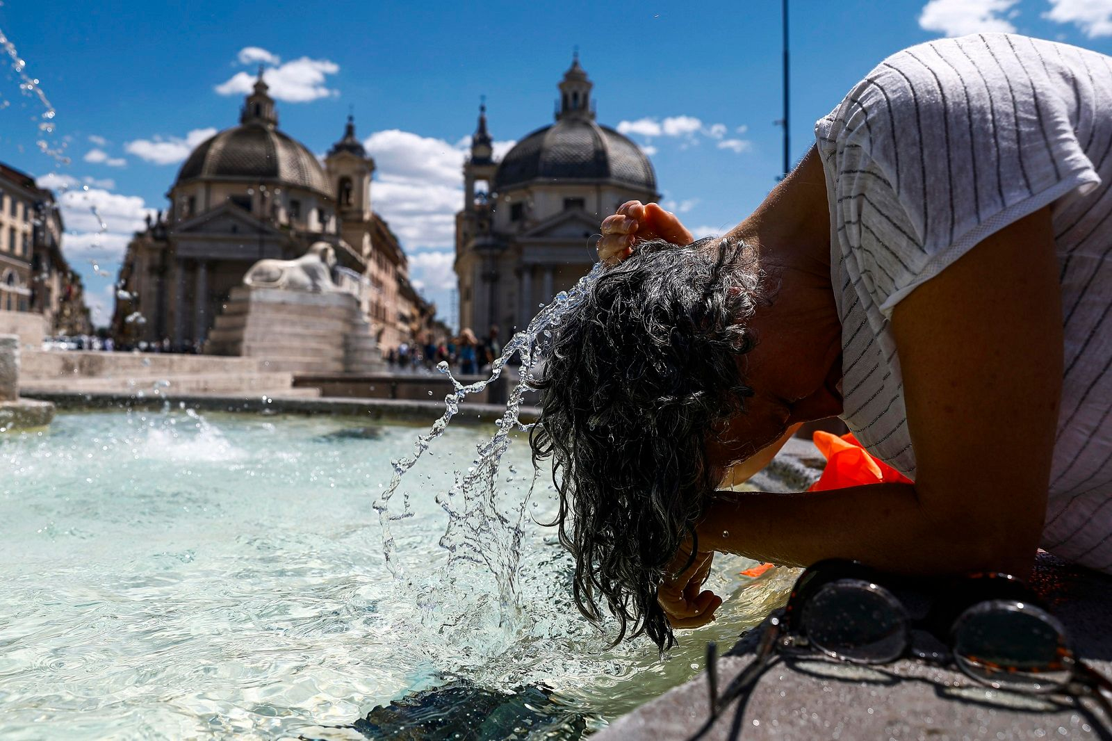 Γυναίκα δροσίζεται σε σιντριβάνι της Ρώμης