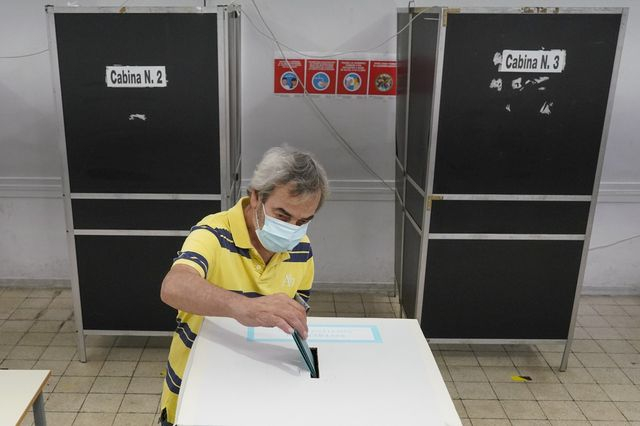 Στις κάλπες οι Ιταλοί, για να εκφράσουν τη βούλησή τους σχετικά με πέντε δημοψηφίσματα