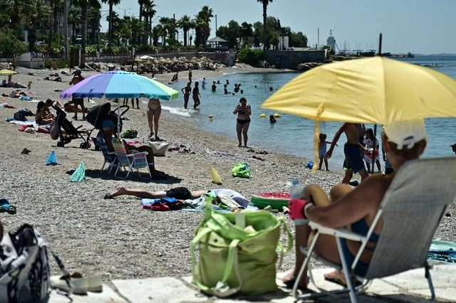 Κόσμος στις παραλίες λόγω του καύσωνα