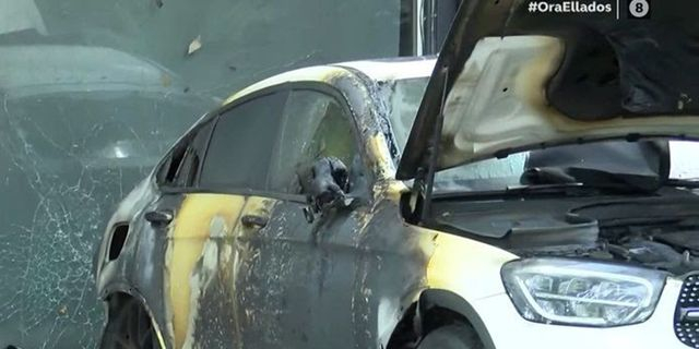 Κηφισιά: Εμπρηστική επίθεση με γκαζάκια σε έκθεση αυτοκινήτων