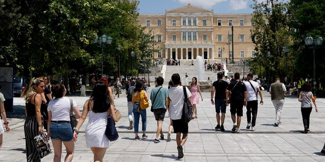 Κόσμος περπατά στο κέντρο της Αθήνας