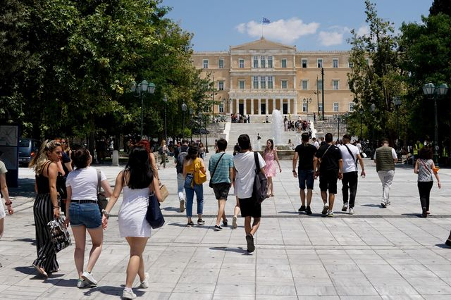 Κόσμος περπατά στο κέντρο της Αθήνας