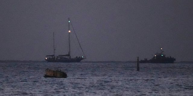 Το πλοίο ανθρωπιστικής βοήθειας με προορισμό τη Γάζα, Madleen (δεξιά), συνοδευόμενο από τις ισραηλινές ναυτικές δυνάμεις, κατευθύνεται προς το λιμάνι του Ασντόν στο νότιο Ισραήλ αφού καταλήφθηκε από τις ισραηλινές δυνάμεις, Δευτέρα, 9 Ιουνίου 2025. (Φωτογραφία: AP / Leo Correa)