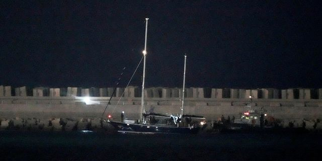 Το πλοίο ανθρωπιστικής βοήθειας με προορισμό τη Γάζα, Madleen, συνοδευόμενο από τις ισραηλινές ναυτικές δυνάμεις, έφτασε στο λιμάνι του Ασντόν στο νότιο Ισραήλ αφού καταλήφθηκε από τις ισραηλινές δυνάμεις, Δευτέρα, 9 Ιουνίου 2025.