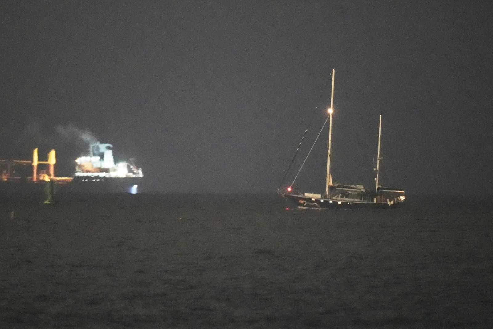 Το πλοίο ανθρωπιστικής βοήθειας με προορισμό τη Γάζα, Madleen (δεξιά), συνοδευόμενο από τις ισραηλινές ναυτικές δυνάμεις, κατευθύνεται προς το λιμάνι του Ασντόν στο νότιο Ισραήλ αφού καταλήφθηκε από τις ισραηλινές δυνάμεις, Δευτέρα, 9 Ιουνίου 2025. (Φωτογραφία: AP / Leo Correa)