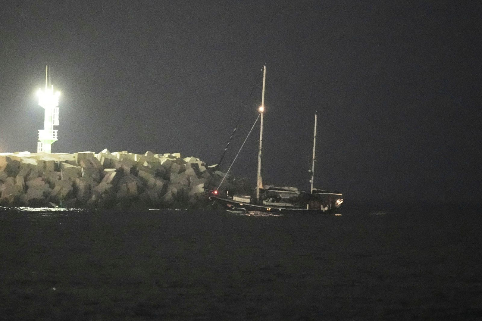Το πλοίο ανθρωπιστικής βοήθειας με προορισμό τη Γάζα, Madleen (δεξιά), συνοδευόμενο από τις ισραηλινές ναυτικές δυνάμεις, κατευθύνεται προς το λιμάνι του Ασντόν στο νότιο Ισραήλ αφού καταλήφθηκε από τις ισραηλινές δυνάμεις, Δευτέρα, 9 Ιουνίου 2025. (Φωτογραφία: AP / Leo Correa)