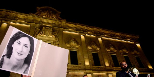Πλακάτ με τη Daphne Caruana Galizia κατά τη διάρκεια διαμαρτυριών για τη δολοφονία της