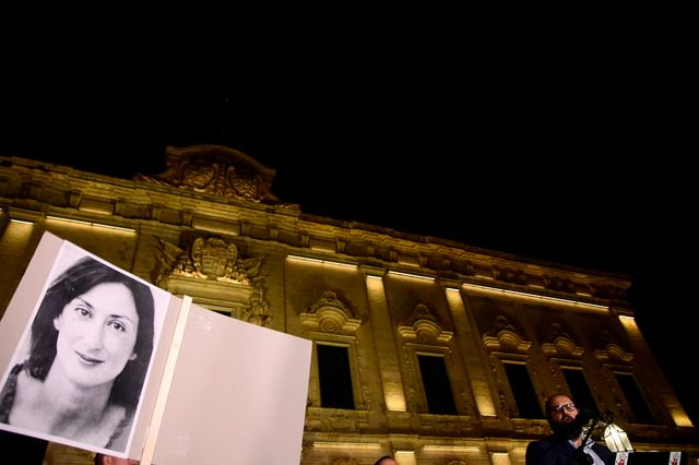 Πλακάτ με τη Daphne Caruana Galizia κατά τη διάρκεια διαμαρτυριών για τη δολοφονία της