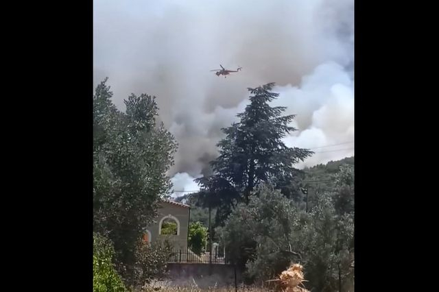 Άνω Σούλι: Ο καπνός από τη φωτιά “έπνιξε” τον ουρανό του Μαραθώνα – Βίντεο