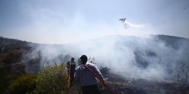 Μεγάλη φωτιά στο Άνω Σούλι – Διπλή εκκένωση προς Γραμματικό και Νέα Μάκρη