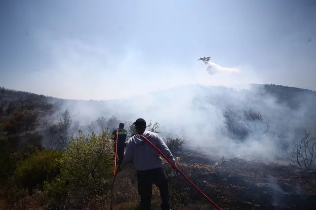Μεγάλη φωτιά στο Άνω Σούλι – Διπλή εκκένωση προς Γραμματικό και Νέα Μάκρη